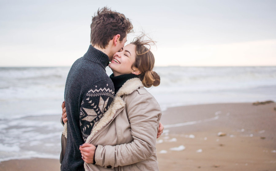 Couple at the coast in winter- Pärchen am Strand im Winter