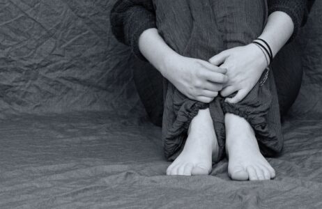 Man in crouching position - Mensch in Kauerstellung