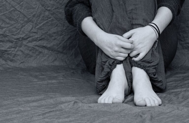 Man in crouching position - Mensch in Kauerstellung