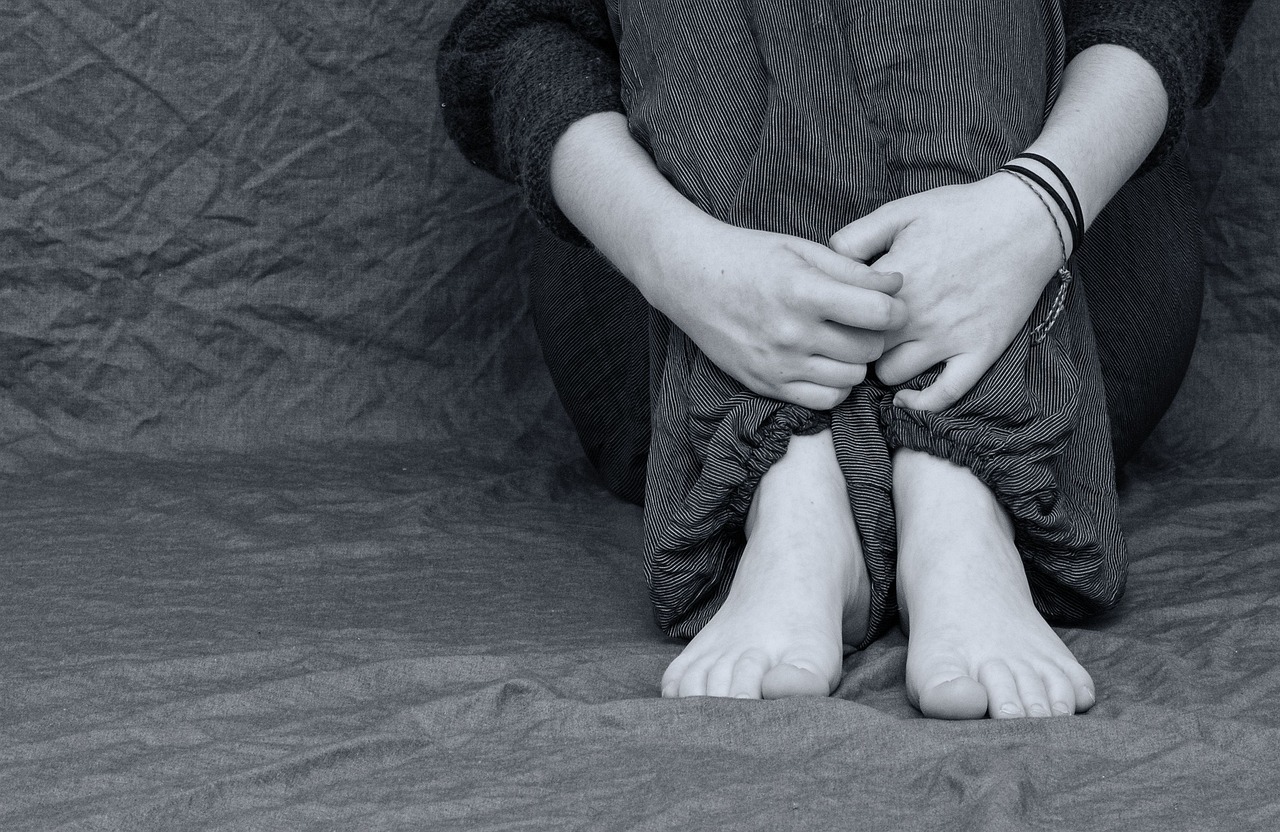 Man in crouching position - Mensch in Kauerstellung